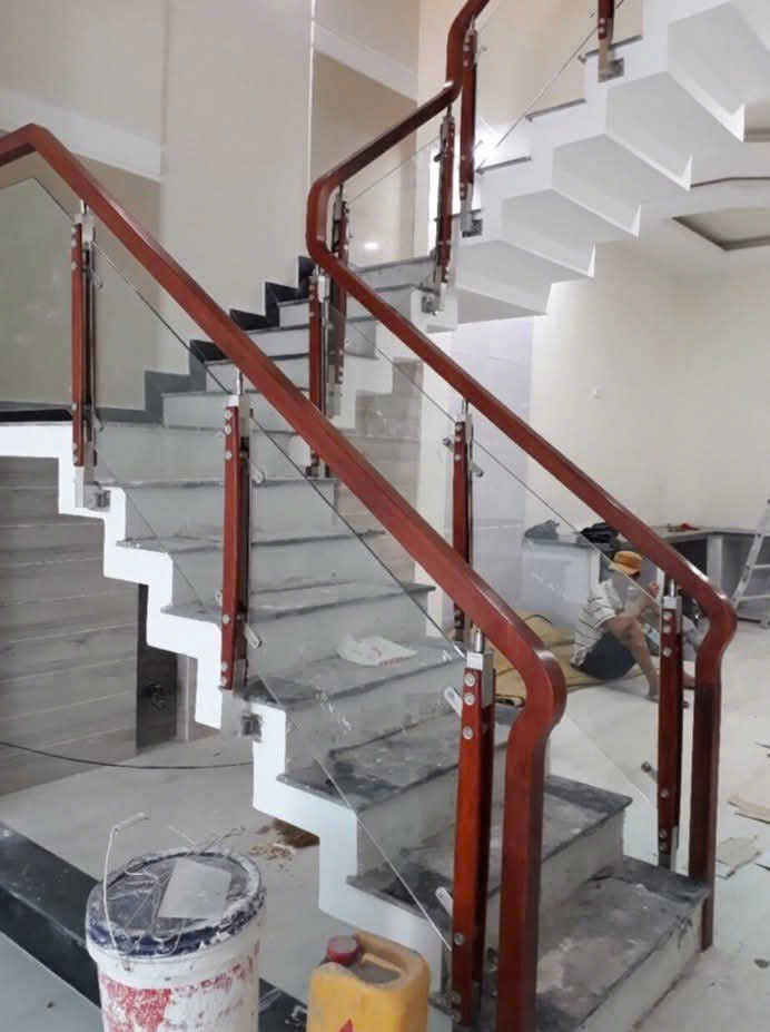mẫu ban công cầu thang kính 2025