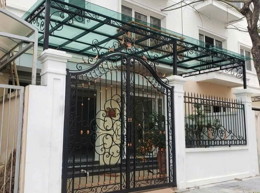 mẫu mái kính kết hợp hoa văn sắt mỹ thuật
