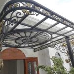 mái kính kết hợp hoa văn sắt nghệ thuật